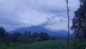 Gunung agung, bali erupsi pada minggu dini hari tadi. Whc58q7x73ubam