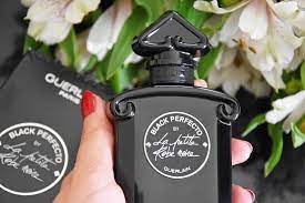 An unexpectedly captivating pairing of rose and spicy licorice. Duftreview Guerlain La Petite Robe Noir Black Perfecto The Chic Advocate