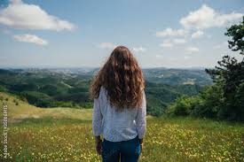 Visualizza altre idee su capelli alle spalle, . Ragazza Bionda E Con I Capelli Ricci Di Spalle Davanti A Un Bellissimo Panorama Europeo Immerso Nel Verde Stock Foto Adobe Stock