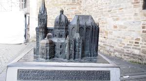 Among his works are the death of artemio cruz (1962), aura (1962), terra nostra (1975), the old gringo (1985) and christopher unborn (1987). Vagamundos Para Viajeros Sin Prisas Catedral De Aquisgran Unesco Alemania Cuna De Europa