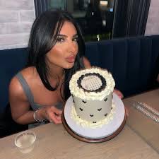 Not sure what looks better @sandykorkis or the cake 🎂