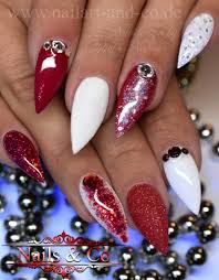 Eine ausgezeichnete idee ist, ihre nägel mit viel zu verzieren glitzern. Weihnachts Nagel Nailart Co