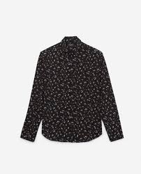 Cette chemise en dentelle écrue adopte une coupe simple et moderne, qui saura flatter de nombreuses morphologies. The Kooples Flower Explosion