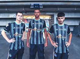 Suchen sie hsv trikot bei den großen preisvergleich portalen gleichzeitig! Esports Trikot Mit Tim Leibold Und Khaled Narey Gelauncht Hsv De