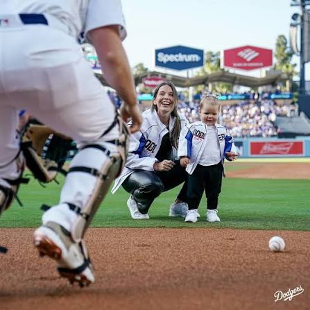 Will catching for his daughter Charlotte on his bobblehead night. 😍