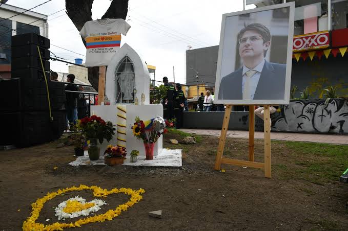 Álvaro Uribe rindió homenaje a Miguel Uribe en lugar donde fue atentado