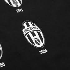 Adiós al escudo, hola a la marca. Camiseta Escudos Juventus 121 Anos Cambio De Camiseta