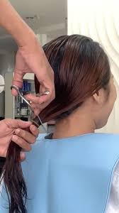 Biar makin ganteng, jangan lupa untuk menggunakan wax, pomade, atau gel untuk lengkapi potongan rambut pendek pria ini. Rhandy Art Hair Posts Facebook