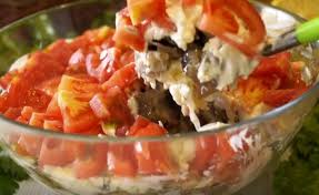 салат с копченой курицей и жареными грибами и огурцом Recept Salata S Zharenymi Shampinonami I Kopchenoj Kuricej