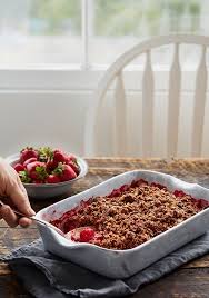 Je Sors De Mon Trip De Fraicheur Pour Faire De La Croustade Je N Ai Pas Pu Resister A Mon Craving De Fraises Et De Rhubarbe Food Dessert Drinks Recipes