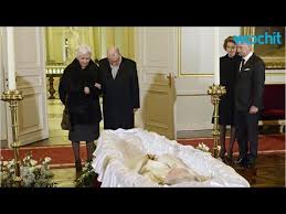 The queen was at her mother's bedside when she passed away at 1515 gmt today at the royal lodge, windsor. Palace Apologizes Over Belgian Queen Mother Death Notice Youtube