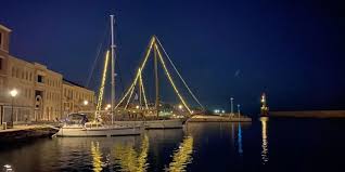 Η πολη τησ καρδιασ μασ! Entypwsiakos O Xristoygenniatikos Stolismos Sto Enetiko Limani Sta Xania Cretapost Gr