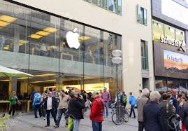 Vor 2 wochen startete apple den allerersten apple store in deutschland und zwar in der münchener rosenstraße. Menschen Ausserhalb Apple Store In Munchen Deutschland Lizenzfreie Fotos Bilder Und Stock Fotografie Image 35937659