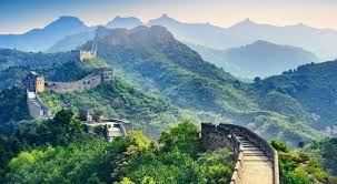 Dengan lebar dan tinggi bervariasi, tembok besar china dibagian terlebarnya mampu menampung lima orang berkuda atau 10 orang pria berjalan berdampingan secara nyaman. Sejarah Pembinaan Tembok Besar China Menjangkau Masa Ribuan Tahun Infomalaysia