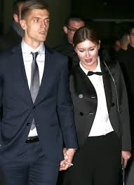 Podopieczni jerzego brzęczka wygrali spotkanie 4:0, a krzysztof piątek strzelił jedną z bramek. Krzysztof Piatek Z Ukochana Na Tygodniu Mody W Mediolanie Stylowa Para Pomponik Pl