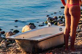 Почти 30, никогда не было секса. Психолог комментирует две откровенные  истории