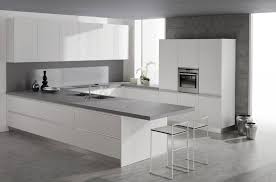 White Clean Kitchen Island With Grey Solid Surface Countertop And Slim Bar Stools Above Ceramic Flooring Kuchen Design Kuchen Design Ideen Haus Kuchen