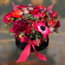 Sold by color me beautiful, inc. Cutie Cu Flori Rosii Passion Box Dichis Florarie Online