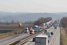 În urma accidentului, un copil în vârstă de aproape 2 ani, aflat în mașină, a fost singura victimă. Un Sofer Roman A Provocat Un Accident Pe Autostrada A3 Din Germania Pentru CÄƒ Se Uita