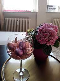 Welche blumen bei der osterdekoration besonders gefragt sind und wie man sie denn die dekoration an ostern sei insbesondere eines: Frohe Ostern Ostern Blumen Deko Rosa Ei Couch