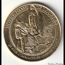Des milliers de fleurs ont déjà été déposées au pied de la statue de la vierge couronnée. Notre Dame De Lourdes Sanctuaire Notre De Lourdes Je Suis