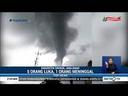 Suasana Mencekam 165 Rumah Di Cirebon Diterjang Angin Puting Beliung Youtube