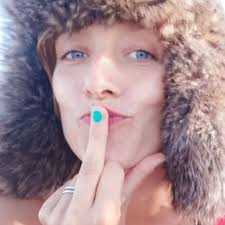 Geführt vom siebten Sinn, tanz ich verspielt dahin, wo sich Magie und  Wirklichkeit berühren. Und ganz egal was kommen mag, ich bin und bleib  verliebt in diese Welt" Liedtext by Alice Ruff