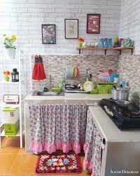 Halaman rumah kosong yang membosankan akan lebih indah jika dihias menjadi ruang santai yang dikelilingi keindahan tumbuhan hijau yang subur dan penuh mesra. 30 Gambar Idea Dekorasi Dapur Kecil Agar Nampak Lebih Luas Kemas Ilham Dekorasi