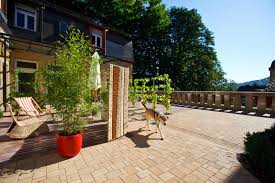 Terrasse terrassengestaltung garten garten auf der terrasse busch pflanzen grun blumen terrassenmobel holz nat terrassengarten garten garten terrasse. Terrassengestaltung Vom Gartenexperten In Freiburg