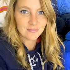 Lora Pace's Instagram, Twitter & Facebook