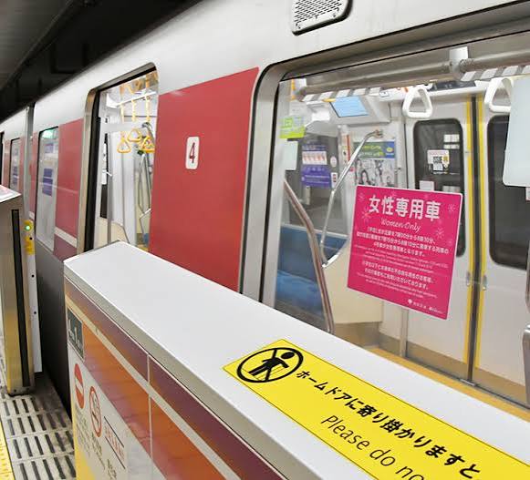 東京都が2026年秋から通勤ラッシュ時の「独身専用車両」を実証実験へ 少子化対策の是非