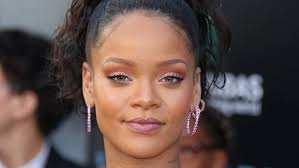 Rihanna shocks fan at a gas station in barbados. Diretor Da Amazon Prime Manda Avisar Que Documentario De Rihanna Sera O Mais Epico