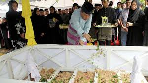 Go and view more details: Selangor Sultan Attends Funeral Of Pak Engku