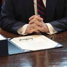 Trump dagegen habe mit seiner unterschrift die menschen an erste stelle gesetzt, nicht die politik. Donald Trump Lasst Seinen Namen Auf Corona Hilfsschecks Drucken Stern De