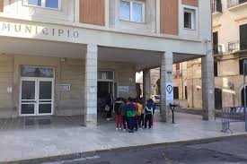 Lo staff è formato da professionisti, competenti, qualificati e preparati sia per la scuola materna che per la scuola elementare e garantisce un'ottima preparazione a tutti i bambini. Giovinazzo Gli Alunni Della San Giovanni Bosco A Scuola Di Cittadinanza Attiva