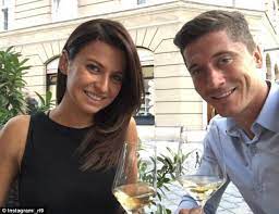 Klara und robert lewandowski verbringen gemeinsame zeit im pool. Bayern Star Robert Lewandowski Announces Wife Anna Is Pregnant With Goal Celebration Daily Mail Online