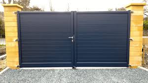 Certains modèles de nos collections ont la possibilité d'avoir une peinture bi couleur, alors pourquoi portail coulissant blanc en aluminium lame 220 flat. Installation D Un Portail Battant En Aluminium A La Haye Du Puits Par Renov Habitat