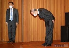 2019년 5월 홍원식 남양유업 회장이 혹독한 계절을 보내고 있답니다. í™ì›ì‹ ë‚¨ì–'ìœ ì—… íšŒìž¥ ëˆˆë¬¼ì˜ ì‚¬í‡´ ë¶ˆê°€ë¦¬ìŠ¤ ì‚¬íƒœ 3ì£¼ë§Œ ì¢…í•© í•œê²½ë‹·ì»´