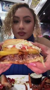 How Red Robin Makes The Southern Charm Burger