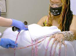 Son ongle le plus long est celui de son pouce, avec deux mètres, et le plus court est celui de son index, qui mesure 164,5 centimètres. Elle Avait Les Ongles Les Plus Longs Du Monde C Est Fini