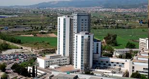 The bellvitge university hospital (in catalan hospital universitari de bellvitge), is a public hospital located in town of l'hospitalet de llobregat, with an outstanding care, teaching and researching activity. Un Hospital Catalan Se Niega A Operar A Una Paciente Andaluza