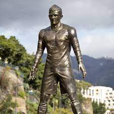 The sculptor behind a bronze bust of footballer cristiano ronaldo that was ridiculed on social media when it was unveiled last year has created another. Bronze Statue Von Cristiano Ronaldo In Museum Verlegt