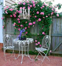 Lovely Shabby Dining Table With A Chandelier Climbing Pink Roses Pinke Rosen Garten Garten Ideen