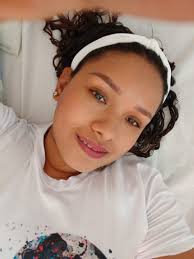 Nada hace a la mujer más hermosa que creer firmemente lo que es..