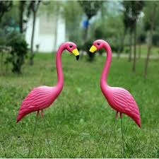 Une terrasse bien aménagée, avec des motifs amusants, y compris un grand flamant. Flamant Rose Decoration Jardin Exterieur 1 Paire Bird Figurine Pour Pelouse Etang Decoration De Fete Achat Vente Statue Statuette Flamant Rose Decoration Jar Cdiscount