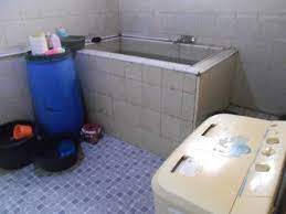 Nggak melulu desain kamar mandi sederhana dan murah, kamu pun bisa menerapkan desain kamar mandi desain kamar mandi kecil ukuran 1×2 bisa dibuat lebih lega. Desain Kamar Mandi Dan Tempat Mesin Cuci Rumah Joglo Limasan Work