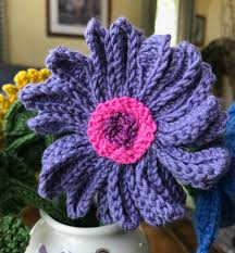 This felted flower pattern produces pretty flowers with rounded petals and a bobble center. Flower Knitting Patterns In The Loop Knitting
