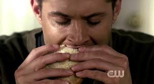 Dean aime manger et surtout, il aime manger tout ce qu&#39;il ne faudrait pas manger. Des burgers évidemment, des trucs bien gras, sa petite tarte à la pomme. - 645415f9