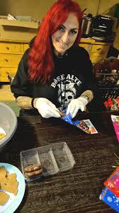 Nicht nur die Kinder, sondern auch meine Obdachlosen bekamen an 06.12. ihre  Nikolaustütchen gepackt mit Schokolade, verschiedenen Bonbons, Spekulatius  und natürlich einer gesunden Mandarine 🎅❤️ Etwas Süßes freut die armen  Menschen da