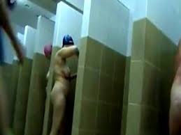 Qui dove il mare luccica e tira forte il vento su una vecchia terrazza davanti al golfo de surriento un uomo abbraccia una ragazza dopo che aveva pianto poi si schiarisce la voce e ricomincia il canto. Spiate In Bagno Porno E Video Di Sesso In Alta Qualita Su Amoreporno Com